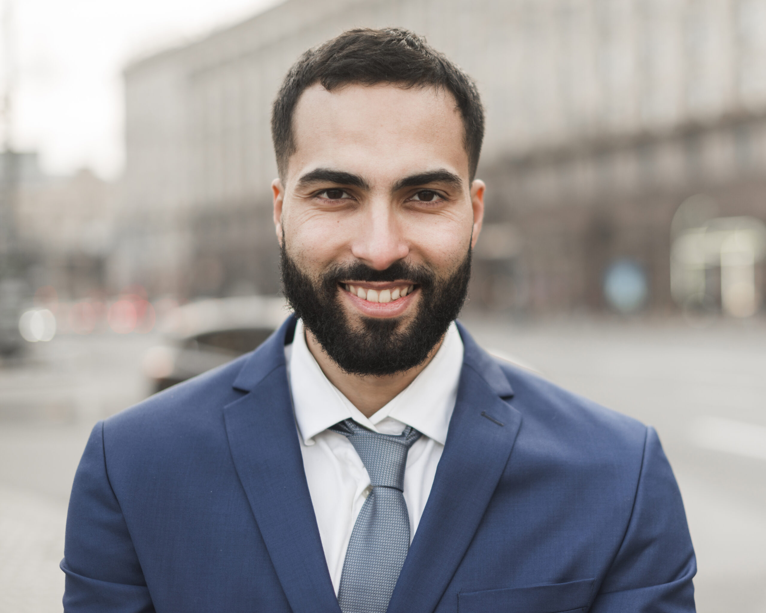 vista-frontal-sonriente-hombre-negocios
